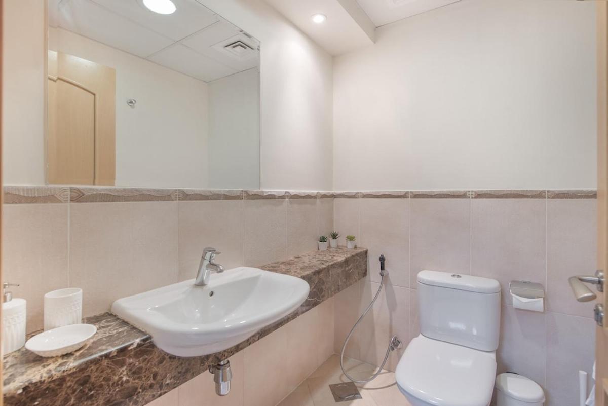 Classy 1-bedroom In Marina With Views! Holiday home