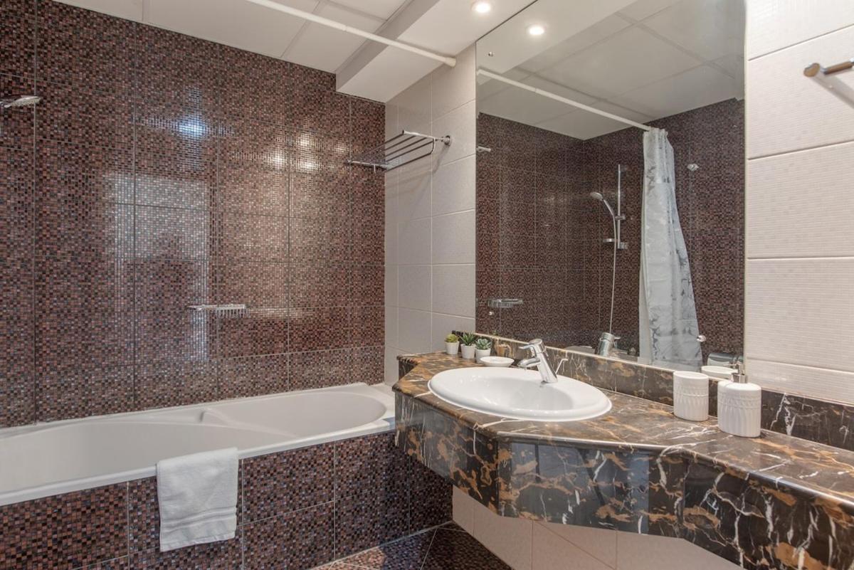 Classy 1-bedroom In Marina With Views! Holiday home *