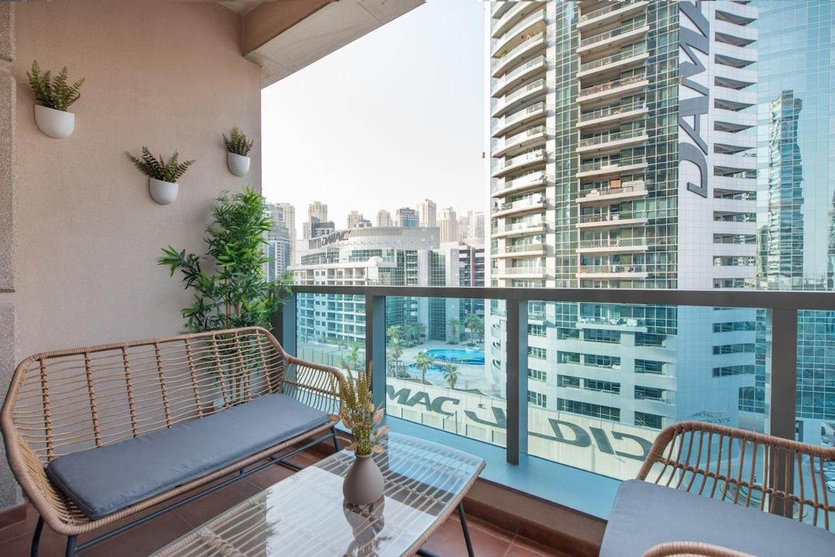 Classy 1-bedroom In Marina With Views! Holiday home